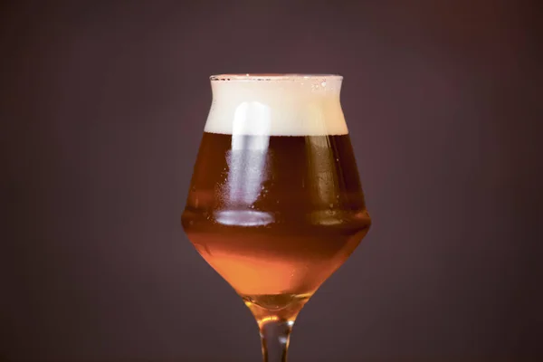 Copo de cerveja leve na mesa de balcão no bar. Bebida alcoólica. Conceito de fotografia de alimentos, espaço de cópia . — Fotografia de Stock