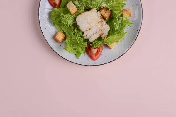 Salada verde saudável de césar orgânico com queijo e croutons e frango grelhado servido em prato branco . — Fotografia de Stock