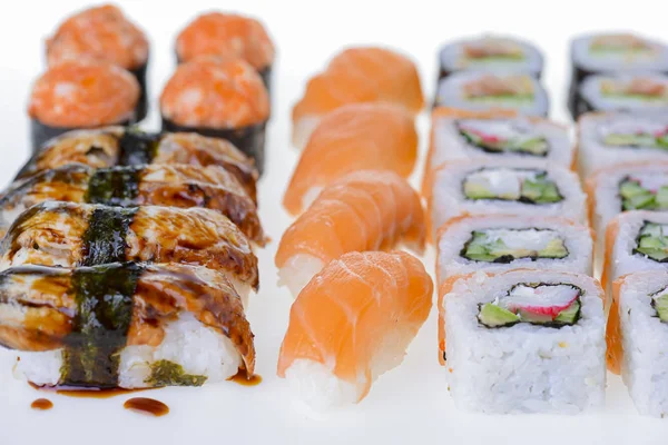 Japonský velký sushi a roll set na bílém pozadí — Stock fotografie