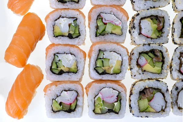 Japonský velký sushi a roll set na bílém pozadí — Stock fotografie