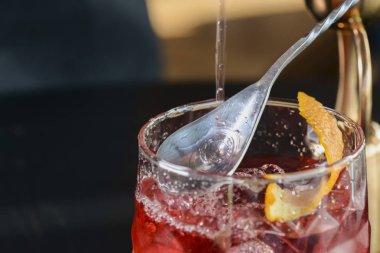 Barmen kokteyl içeceğine sıvı koyuyor. Bir restoranda ya da barda yaz içkisi. Barmen iş başında..