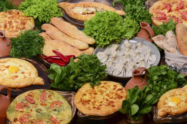 Geleneksel Gürcistan mutfağının en iyi manzarası: Kolkh ve Adjara khachapuri, khinkali hamur tatlısı, shotis puri, kubdari veya kubed