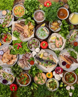 Geleneksel Gürcü mutfağı. Matzoon Okroshka, Khash Chikhirtma Harcho Çorbası, Dolma Chanakhi Chashuli Chkmeruli Kupati