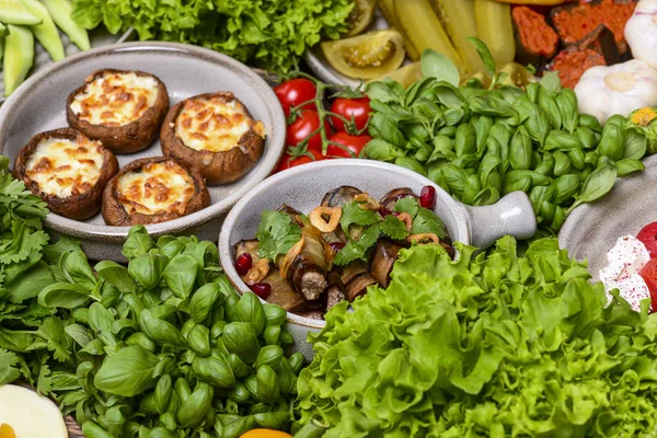 Presentatie van de Georgische keuken. Gebakken champignons met suluguni kaas, Tbilisi Caesar, caprese, lavash brood, Pkhali — Stockfoto
