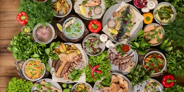 Traditionelle georgische Küche. Matzoon Okroshka, Khash Chikhirtma Harcho Suppe, Dolma Chanakhi Chashululi Chkmeruli Kupati — Stockfoto