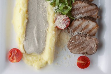 Soslu patates püresi, et, taze yeşillik ve çiğ organik sebze..