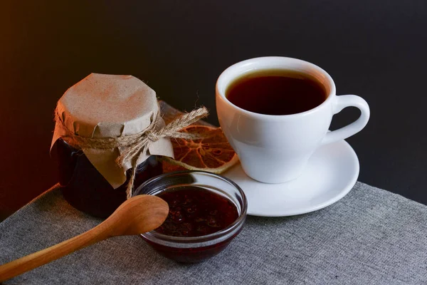 Honing, citroen, honingraat en een kopje thee op houten tafel op bruine achtergrond. Warme drank met droge citroen. — Stockfoto