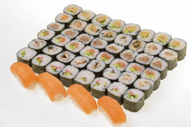 Japon suşisi ve rulo beyaz arka planda.