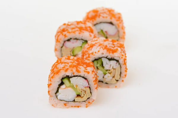 Cuatro trozos de california enrollan con camarones tigre en caviar. Sushi con pepino y queso crema en el interior aislado . — Foto de Stock
