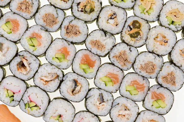 Japonský velký sushi a roll set na bílém pozadí — Stock fotografie
