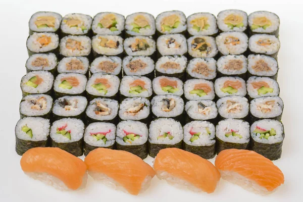 Japońskie wielkie sushi i roll zestaw na białym tle — Zdjęcie stockowe