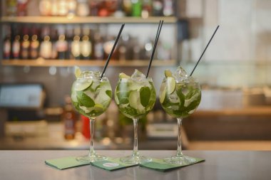 Bardaki bir masada limonlu ve buzlu taze içecekler. Boşluğu kopyala.