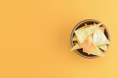 Kasede Nacho peynirli tortilla cipsi. Çıtır çıtır altın sağlıksız cips, abur cubur, fast food konsepti.