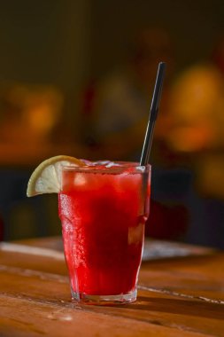 Bar masasında limonlu ve naneli klasik alkolik yaz kokteyli..