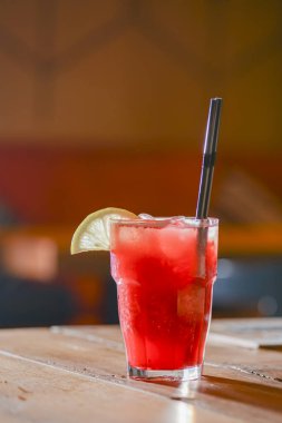 Bar masasında limonlu ve naneli klasik alkolik yaz kokteyli..