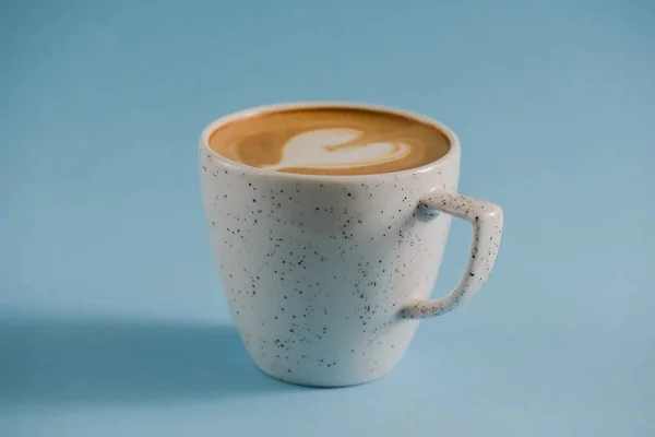 Latte sztuki na górze gorącej filiżanki kawy na pastelowym tle niebieski. Sztuka latte serca. Kopiuj baner kosmiczny. — Zdjęcie stockowe
