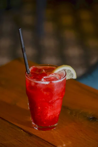 Classic alcoholic summer cocktail with lemon and mint garnish on a bar table. — Stock Photo, Image