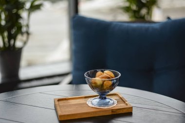 Yoğunlaştırılmış sütle doldurulmuş Rus cevizli kurabiyeler bulanık arka planı olan bir restoranda cam kasede..