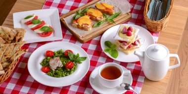 İtalyan mutfağı. Masada farklı geleneksel İtalyan yemekleri ve tatlılar var..