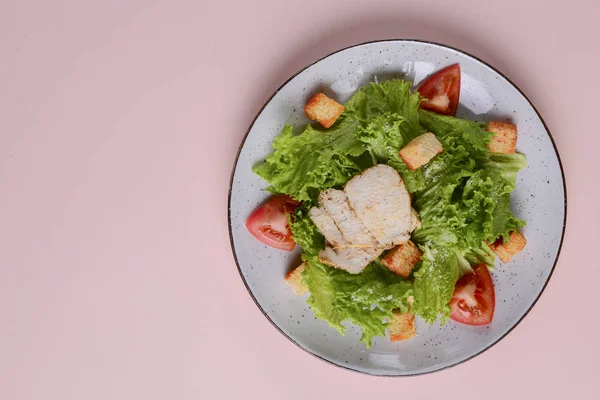 Salada verde saudável de césar orgânico com queijo e croutons e frango grelhado servido em prato branco . — Fotografia de Stock