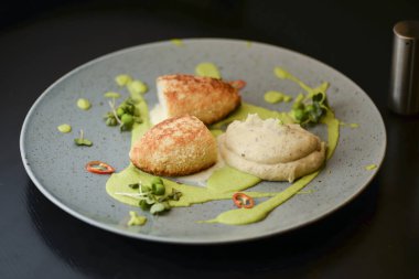 Cordon bleu tavuk pirzolası. Keiv pirzola ve sos koyu kırsal ahşap masada mavi bir tabakta servis edilir..