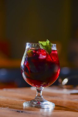 Bar masasında limonlu ve naneli klasik alkolik yaz kokteyli..