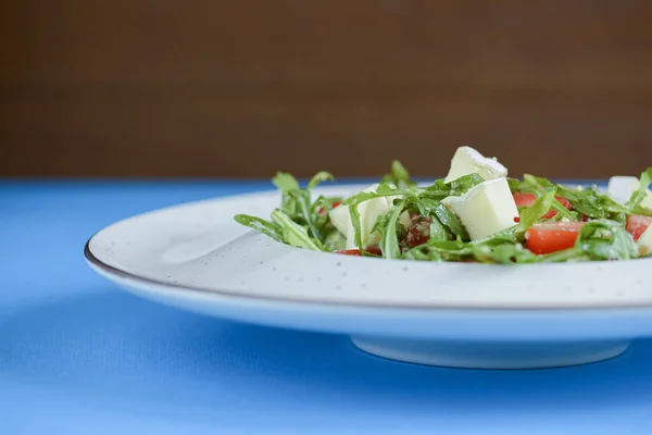 Salada grega com queijo feta, azeitonas orgânicas, tomates suculentos e alface. Conceito para nutrição saudável . — Fotografia de Stock