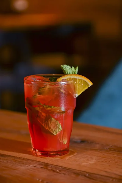 Classico cocktail estivo alcolico con limone e menta guarnire su un tavolo da bar . — Foto Stock