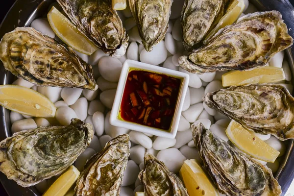 Чаша вкусных свежих моллюсков с чесноком и базиликом и соусом . — стоковое фото