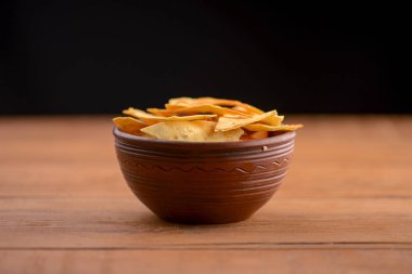 Kasede Nacho peynirli tortilla cipsi. Çıtır çıtır altın sağlıksız cips, abur cubur, fast food konsepti.