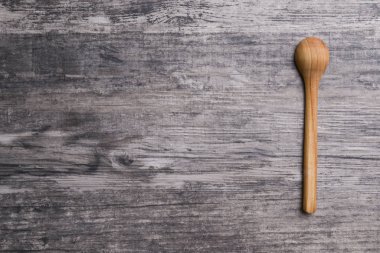 Tahta kaşık hafif bir ahşap masada tuz var. Metin için kopyalama alanı olan web tasarımı pankartı