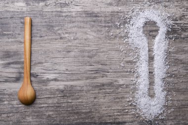 Tahta kaşık hafif bir ahşap masada tuz var. Metin için kopyalama alanı olan web tasarımı pankartı