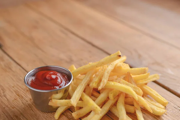 Traditionelle Pommes frites mit Ketchup in Sauce Pfanne über rustikalen Holztisch. Fastfood-Konzept, Junk-Food-Konzept. — Stockfoto