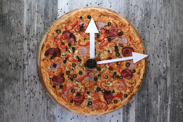 Flat lay fotografía de sabrosa pizza italiana sobre madera rústica. Pepperoni, queso y pimientos. Deliciosa comida . — Foto de Stock