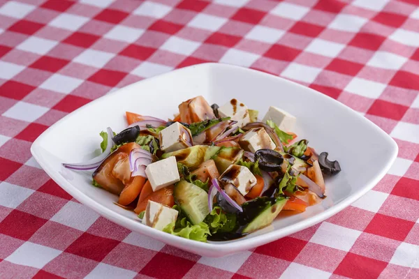 Salada dietética com legumes, queijo feta, rúcula e molho. Cozinha italiana tradicional, conceito italiano . — Fotografia de Stock