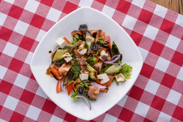 Ensalada dietética con verduras, queso feta, rúcula y salsa. Cocina tradicional italiana, concepto italiano . —  Fotos de Stock