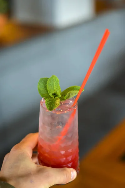 Rode kleurrijke verfrissende cocktail met ijs en limoen. Fruit tropische mix drank. — Stockfoto