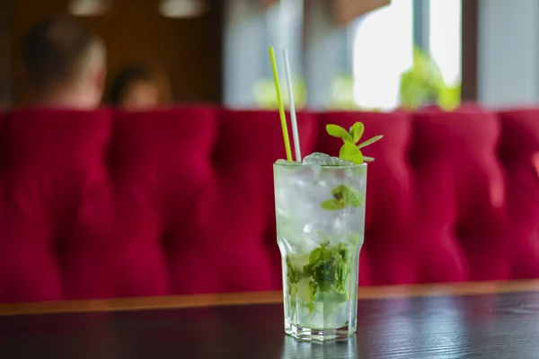 Зеленый Мохито красочный освежающий коктейль со льдом и лаймом. Фруктовый тропический напиток . — стоковое фото