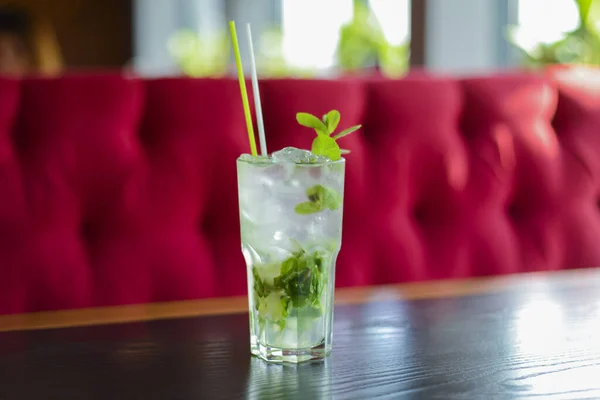 Verde Mohito colorato cocktail rinfrescante con ghiaccio e lime. Bevanda mista tropicale di frutta . — Foto Stock