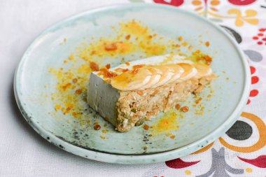 Mavi tabakta servis edilen muzlu bir parça kremalı pasta. Şekerli kremalı tatlı. Meyveli kek..