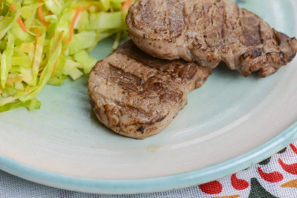 Bife suculento grelhado com salada de legumes e ervas. Conceito para uma refeição saborosa e saudável . — Fotografia de Stock