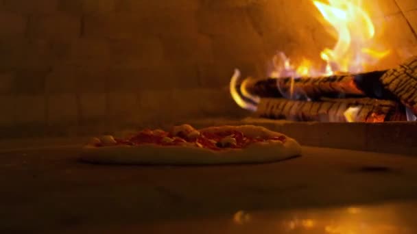 Italiensk pizza Pepperoni tillagas i ugnen, restaurang pizza matlagning i en vedeldad ugn på traditionell restaurang. — Stockvideo