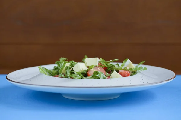 Salada grega com queijo feta, azeitonas orgânicas, tomates suculentos e alface. Conceito para nutrição saudável . — Fotografia de Stock