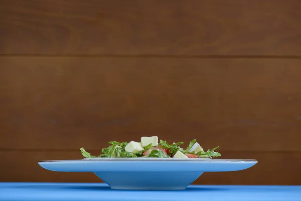 Salada grega com queijo feta, azeitonas orgânicas, tomates suculentos e alface. Conceito para nutrição saudável . — Fotografia de Stock
