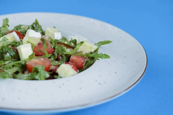 Řecký salát se sýrem Feta, organickými olivami, šťavnatými rajčaty a salátem. Koncepce zdravé výživy. — Stock fotografie