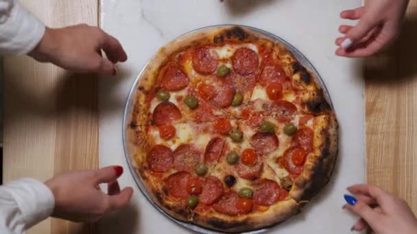 Ruce si berou všechny kousky pizzy Pepperoni. Zmizela pizza. Lidé jedí rajčatovou pizzu v restauraci — Stock video