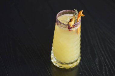 Buzlu ve portakallı soğuk yaz alkolü kokteyli. Uzun bir bardak ve balkon gibi ahşap arka planda..
