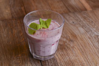 Yabanmersinli kremalı panna cotta tatlısı. Geleneksel İtalyan tatlısı. Tatlı yemek, lezzetli tatlı..