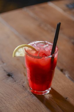 Bar masasında limonlu ve naneli klasik alkolik yaz kokteyli..