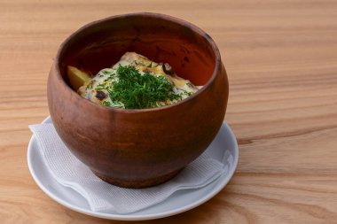 Patates, peynir ve baharatla pişirilmiş sığır eti, gulaş. Seramik kasede patates güveci.